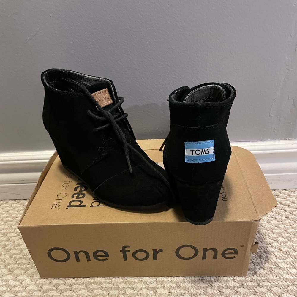 ⭐️ HOST PICK⭐️ Toms Desert Wedge Black Suede Women Size 5 w/ Box $50 PRICE DROP